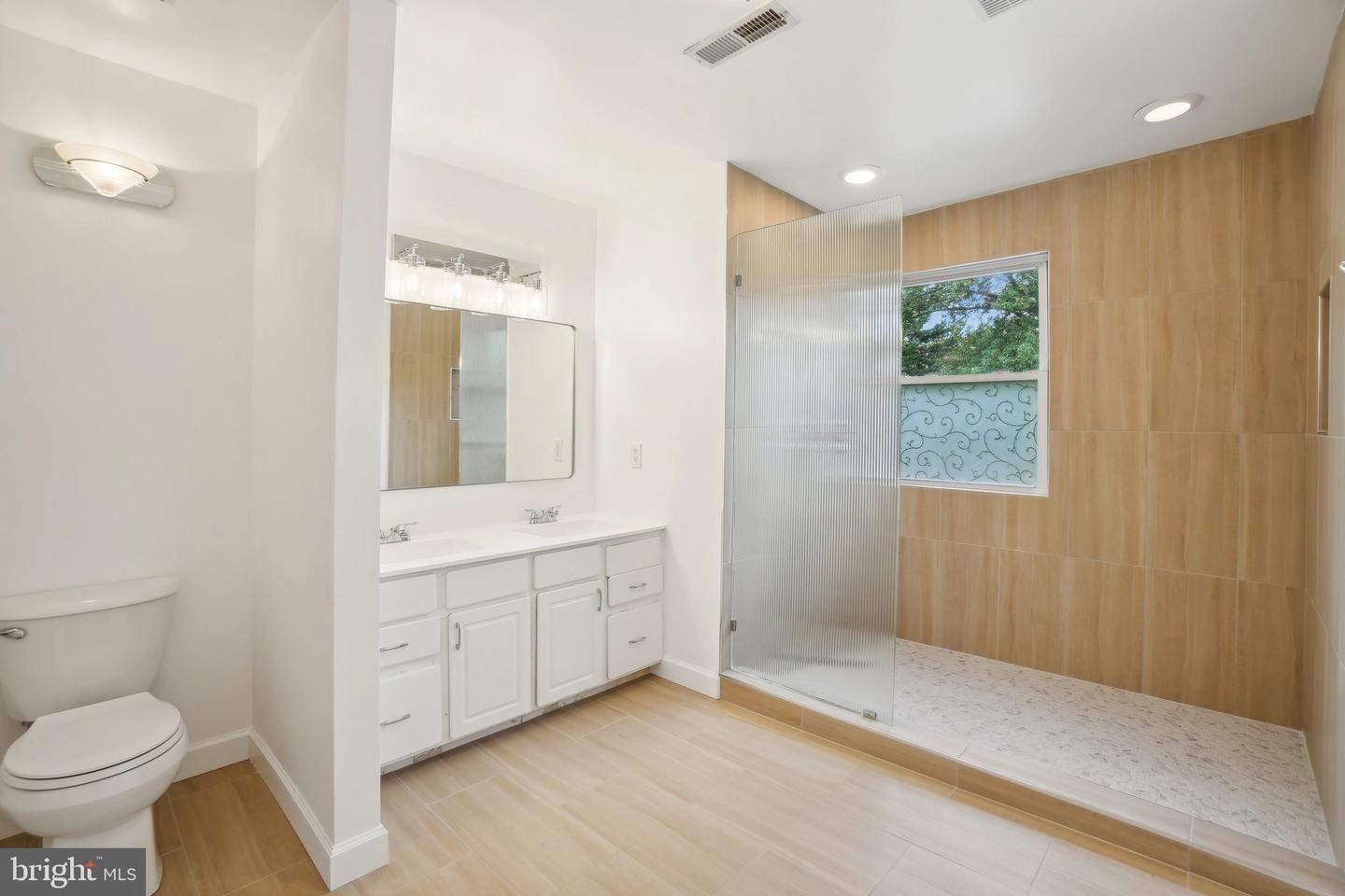 Bath - 1116 Snider Ln, Silver Spring, MD 20905 photo 2 of 3