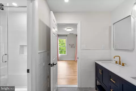Bath - 11 Warrenton Dr, Silver Spring, MD 20904 photo 8 of 11