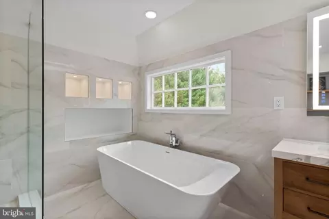 Bath - 11 Warrenton Dr, Silver Spring, MD 20904 photo 4 of 11
