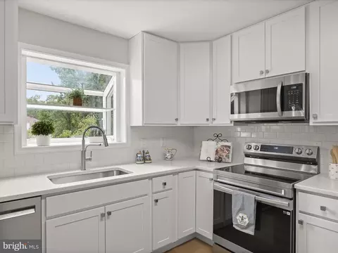 Kitchen - 15353 Baileys Ln, Silver Spring, MD 20906 photo 5 of 6