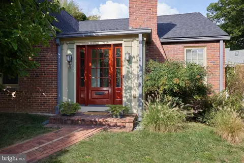 Exterior - 811 Violet Pl, Silver Spring, MD 20910 photo 3 of 7