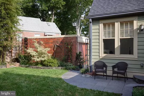 Exterior - 811 Violet Pl, Silver Spring, MD 20910 photo 4 of 7