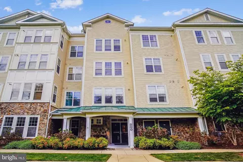 300 High Gables Dr #107, Gaithersburg, MD 20878