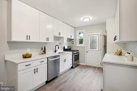 11403 Sherrie Ln, Silver Spring, MD 20902 photo 2