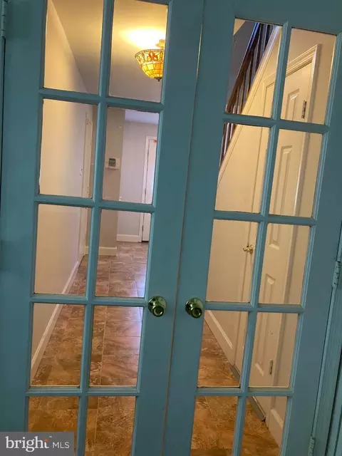 Entry Way - 2232 Wimbledon Cir, Silver Spring, MD 20906 photo 6 of 12