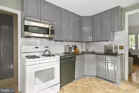Kitchen - 1104 Dennis Ave, Silver Spring, MD 20901 photo 5 of 6