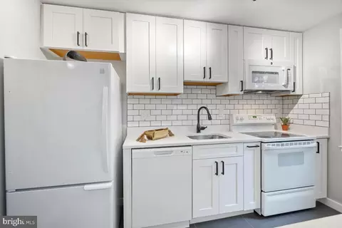 Kitchen - 2211 Washington Ave #301, Silver Spring, MD 20910 photo 2 of 4
