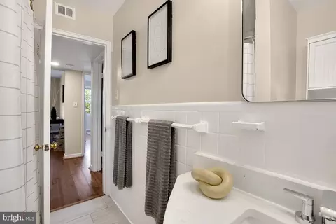 Bath - 2211 Washington Ave #301, Silver Spring, MD 20910 photo 3 of 3
