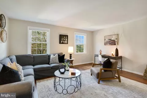 Living - 2211 Washington Ave #301, Silver Spring, MD 20910 photo 1 of 3
