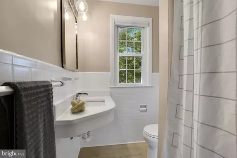 Bath - 2211 Washington Ave #301, Silver Spring, MD 20910 photo 1 of 3