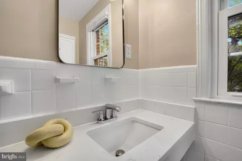 Bath - 2211 Washington Ave #301, Silver Spring, MD 20910 photo 2 of 3