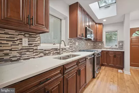 Entry Way - 1009 Roswell Dr, Silver Spring, MD 20901 photo 2 of 3