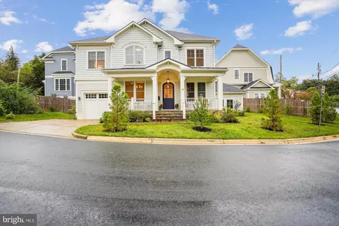 14 Vassar Cir, Glen Echo, MD 20812