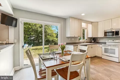 9013 Paddock Ln, Potomac, MD 20854 photo 12