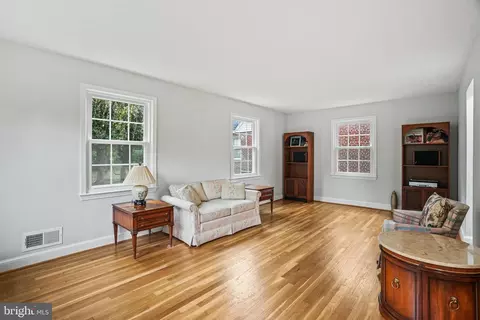 Living - 805 Guilford St, Silver Spring, MD 20901 photo 1 of 3