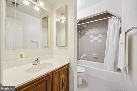 Bath - 2331 Holly Spring Dr, Silver Spring, MD 20905 photo 2 of 5