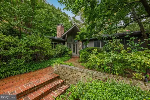 7305 Barra Dr, Bethesda, MD 20817