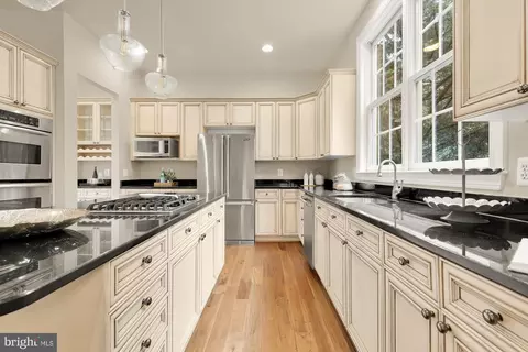 Kitchen - 825 Woodside Pkwy, Silver Spring, MD 20910 photo 3 of 7