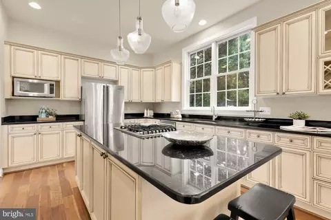 Kitchen - 825 Woodside Pkwy, Silver Spring, MD 20910 photo 5 of 7