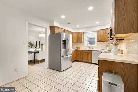 12113 Somersworth Dr, Silver Spring, MD 20902 photo 9