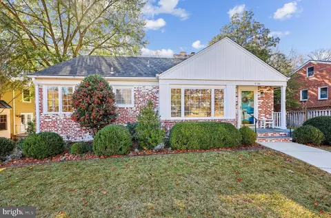 9704 Parkwood Dr, Bethesda, MD 20814