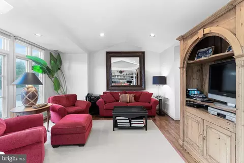 Living - 9314 Colesville Road Aly, Silver Spring, MD 20901 photo 6 of 8