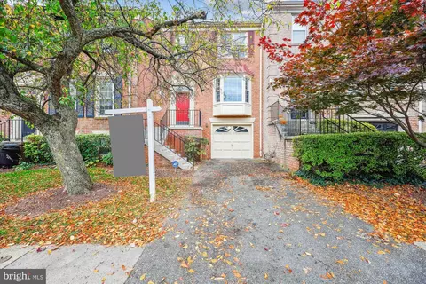 18 Cedarwood Ct, Rockville, MD 20852