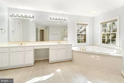 Bath - 19328 Cissel Manor Dr, Poolesville, MD 20837 photo 2 of 7