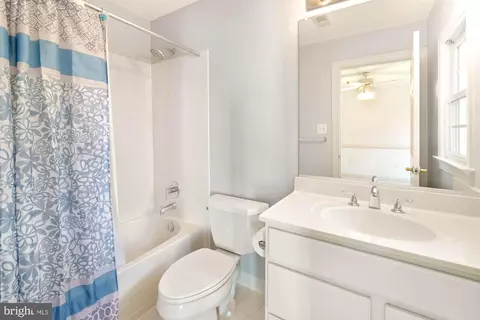 Bath - 19328 Cissel Manor Dr, Poolesville, MD 20837 photo 4 of 7
