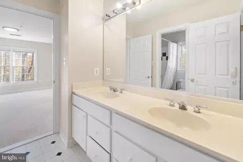 Bath - 19328 Cissel Manor Dr, Poolesville, MD 20837 photo 5 of 7
