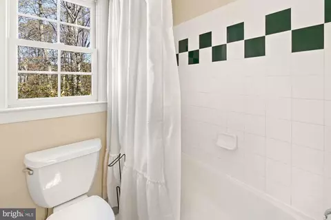 Bath - 19328 Cissel Manor Dr, Poolesville, MD 20837 photo 6 of 7
