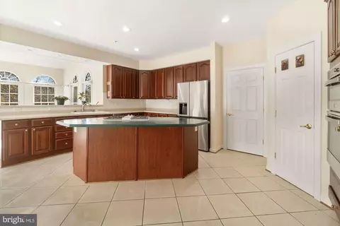 Kitchen - 19328 Cissel Manor Dr, Poolesville, MD 20837 photo 4 of 5