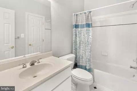 Bath - 19328 Cissel Manor Dr, Poolesville, MD 20837 photo 7 of 7