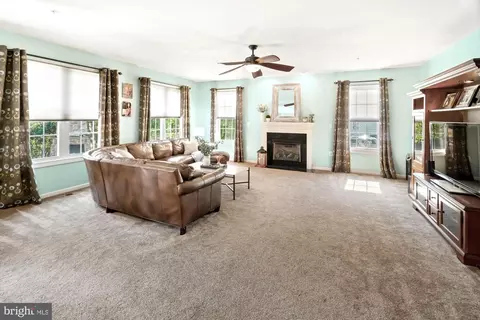 Living - 17629 Cobb Ave, Poolesville, MD 20837 photo 1 of 2