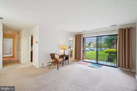 Living - 15316 Pine Orchard Dr #82-1C, Silver Spring, MD 20906 photo 2 of 4