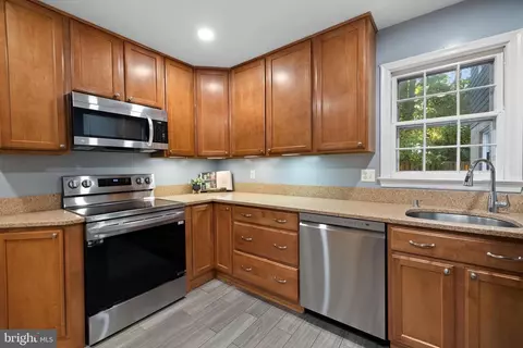 Kitchen - 10937 Bucknell Dr #19, Silver Spring, MD 20902 photo 6 of 6