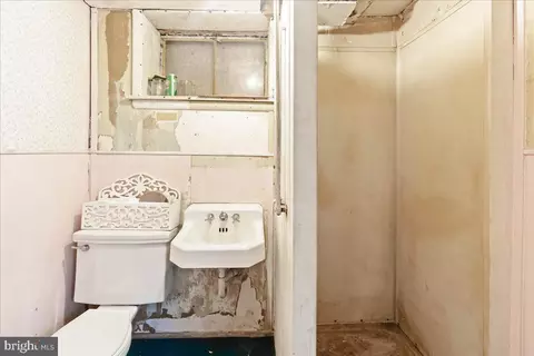 Bath - 11941 Andrew St, Silver Spring, MD 20902 photo 2 of 2