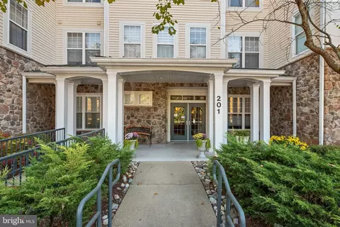 201 High Gables Dr #206, Gaithersburg, MD 20878