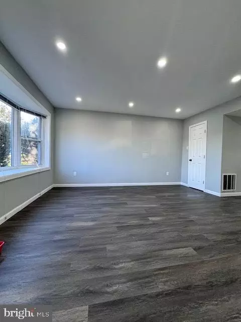 Living - 8811 Arliss St, Silver Spring, MD 20901 photo 2 of 8