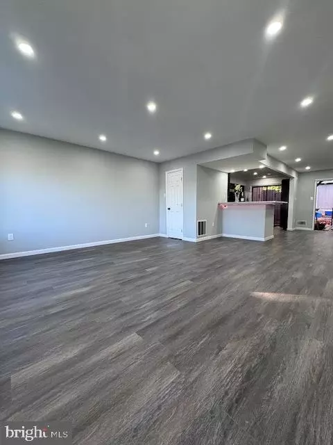 Living - 8811 Arliss St, Silver Spring, MD 20901 photo 3 of 8