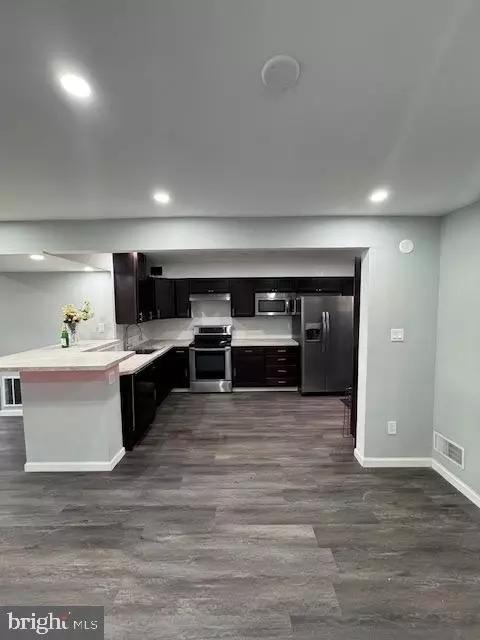 Entry Way - 8811 Arliss St, Silver Spring, MD 20901 photo 5 of 15