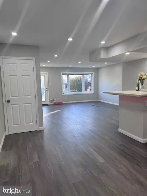 Entry Way - 8811 Arliss St, Silver Spring, MD 20901 photo 8 of 15