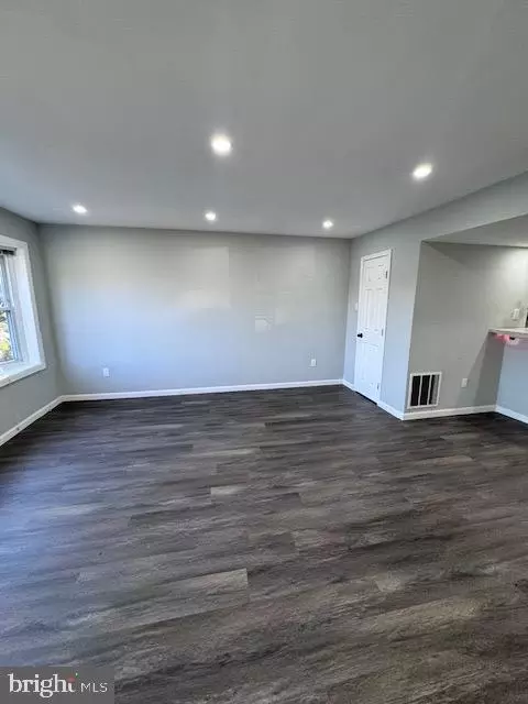 Living - 8811 Arliss St, Silver Spring, MD 20901 photo 1 of 8
