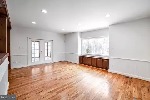 Living - 18924 Celebrity Ln, Sandy Spring, MD 20860 photo 6 of 10