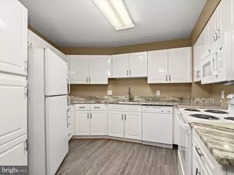 Kitchen - 14809 Pennfield Cir #206, Silver Spring, MD 20906 photo 2 of 3