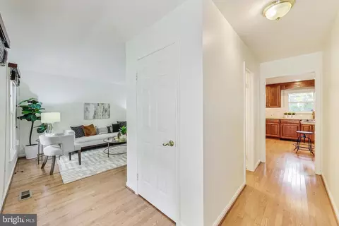 211 E Deer Park Dr, Gaithersburg, MD 20877 photo 4