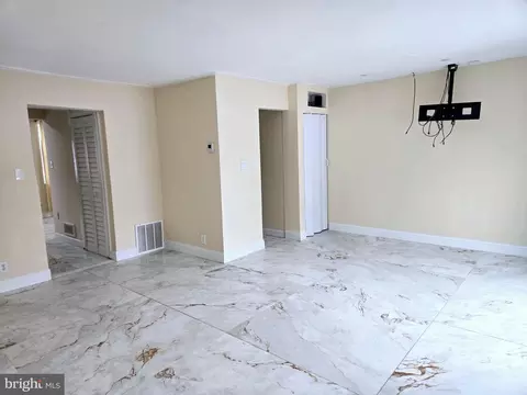 Living - 17423 Hughes Rd, Poolesville, MD 20837 photo 2 of 5