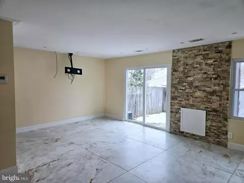 Living - 17423 Hughes Rd, Poolesville, MD 20837 photo 4 of 5