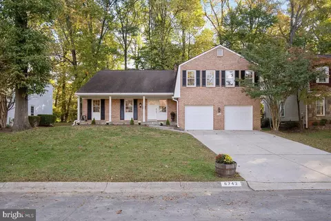 6742 Surreywood Ln, Bethesda, MD 20817