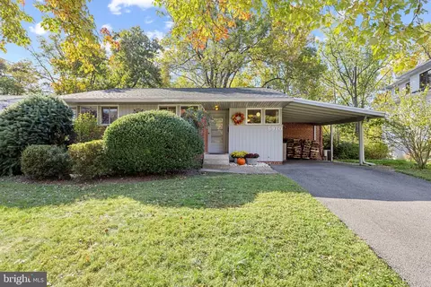 9910 Parkwood Dr, Bethesda, MD 20814